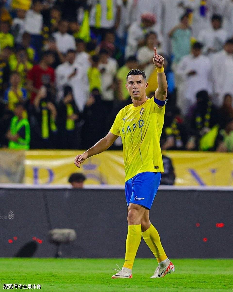 C罗再创足坛纪录！连续18个赛季联赛进球上双，梅西无力追赶