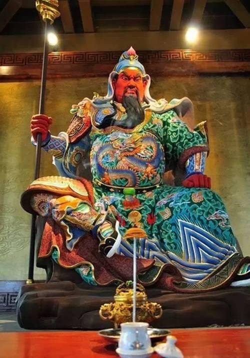 中,关公被道教尊为关圣帝君,协天大帝,被佛教尊为伽蓝菩萨,盖天古佛等