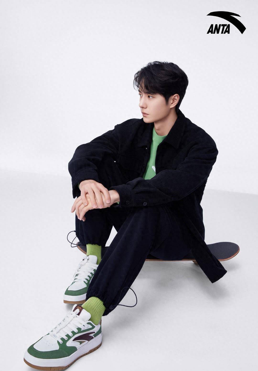 王一博的滑板服成功让他在圈内爆红,鞋子也很受欢迎_运动男孩_安踏