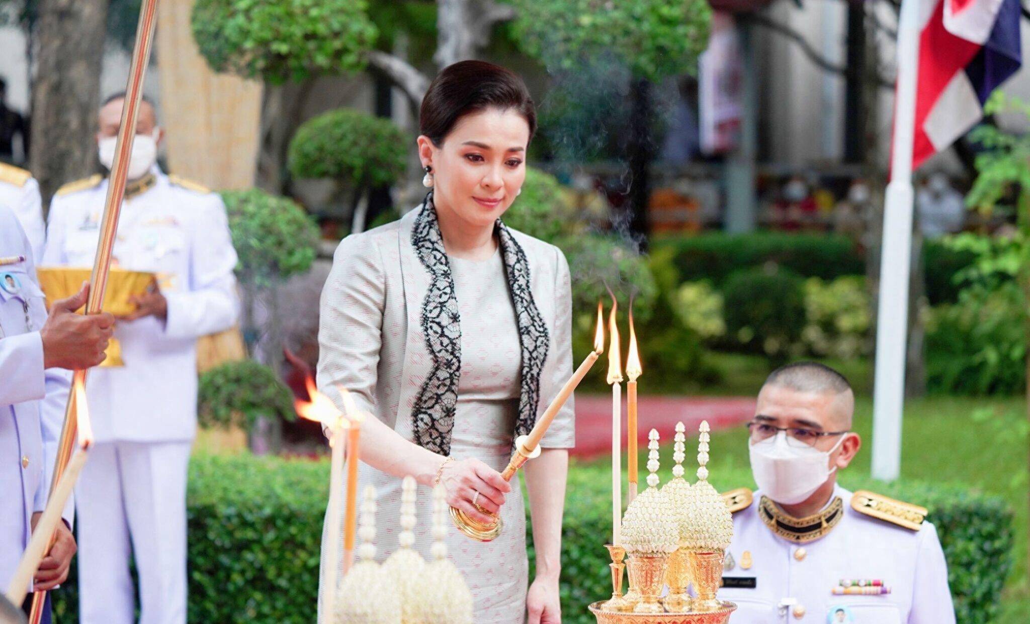 泰国王后苏提达现身公务,身穿灰色直筒裙,胸前有黑色蕾丝,有点难以