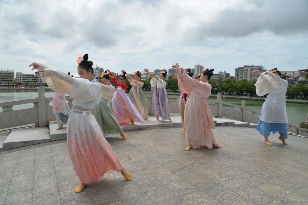 【雷州文化旅游节】"国潮汉服 雷剧选段"快闪献演,惊艳千年时光