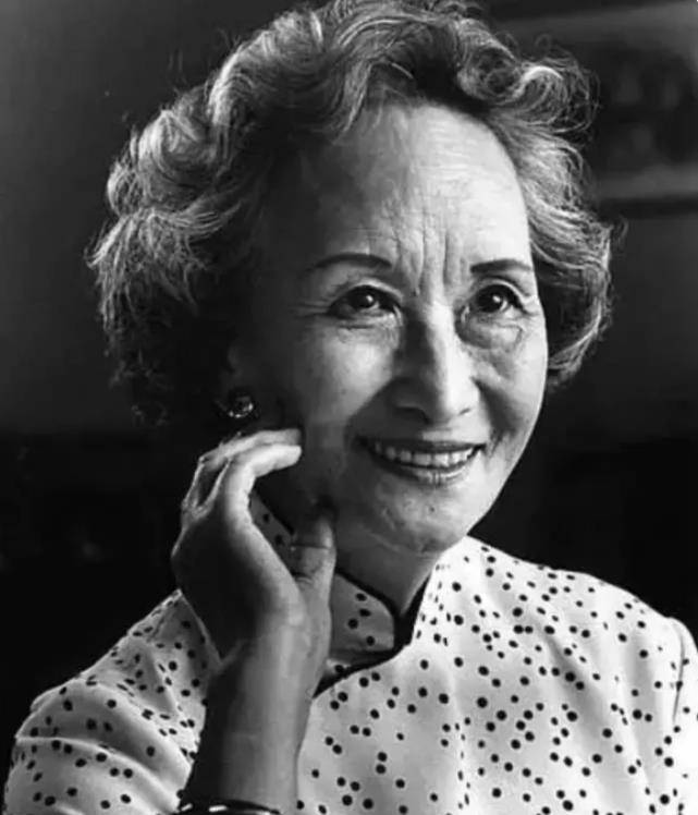 北大校花郑念:中年丧夫,52岁女儿被害,晚年到美国写作成了名人_郑康