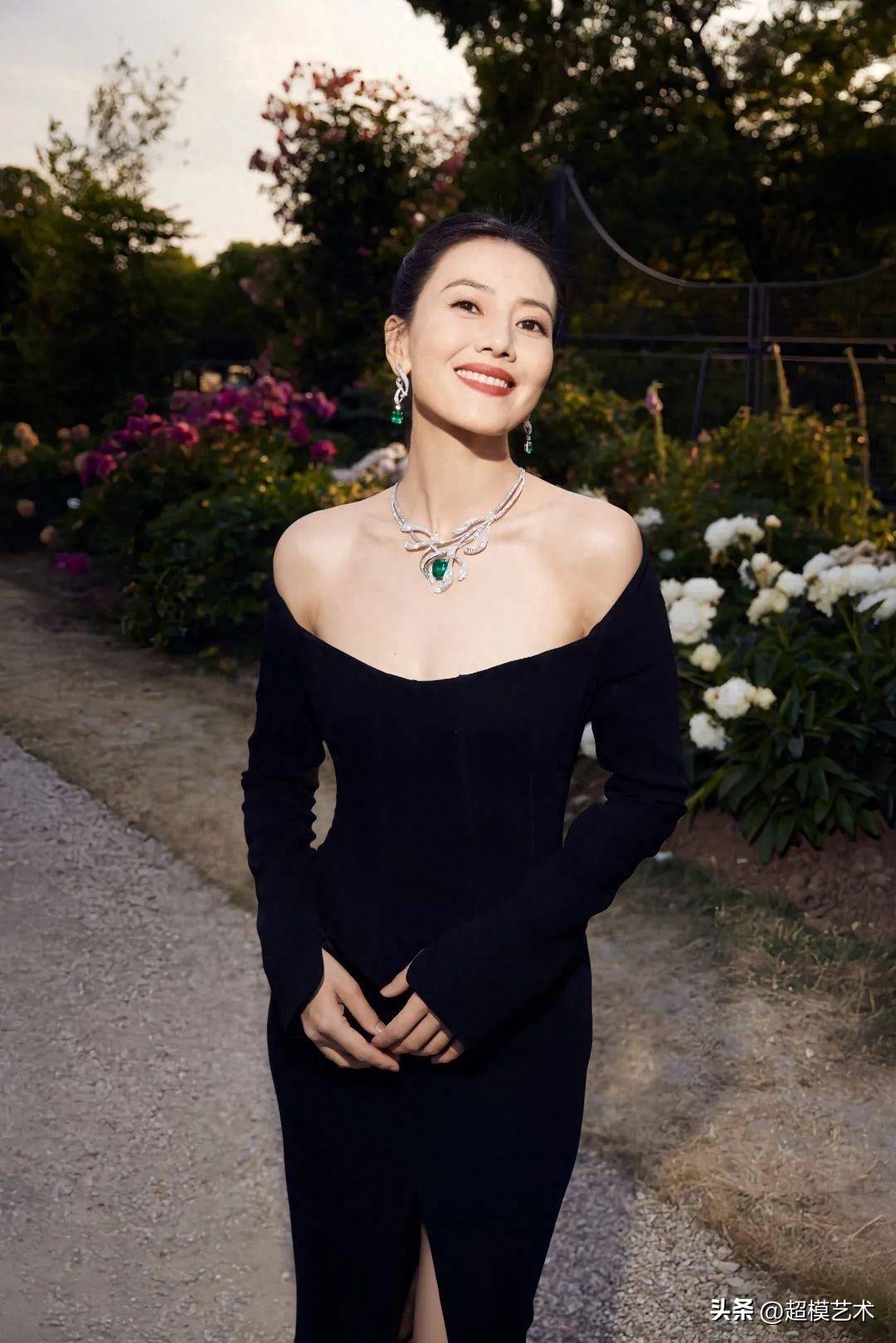 高圆圆性感写真美图低领露肩鱼尾裙,温婉优雅,人美如画!