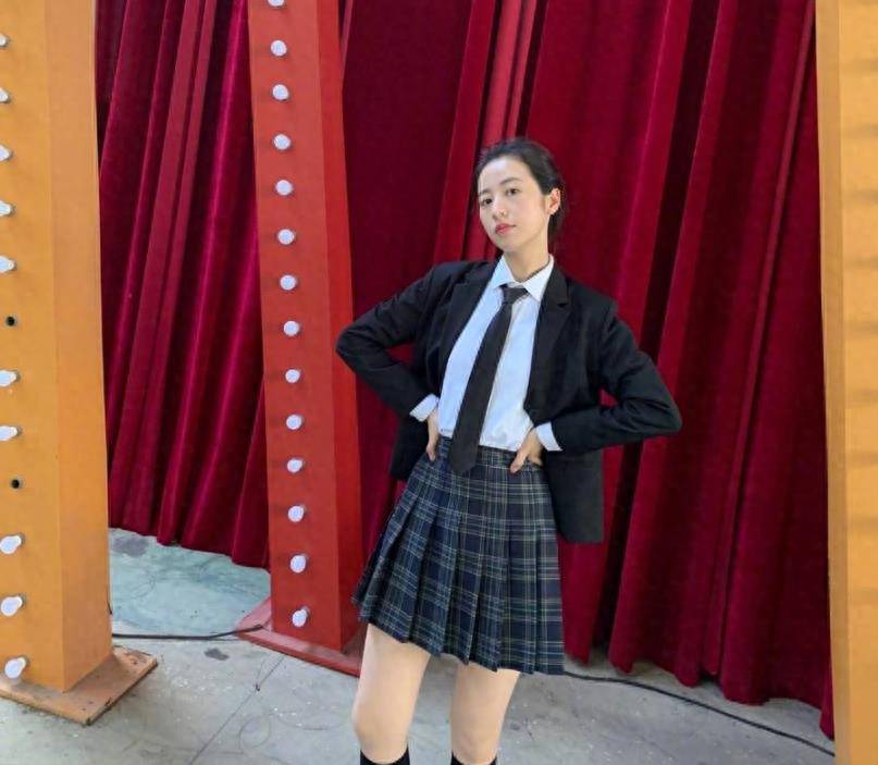 周雨彤穿白袜子,穿学生服,彻底打破了原有的束缚,摆脱了淑女形象!