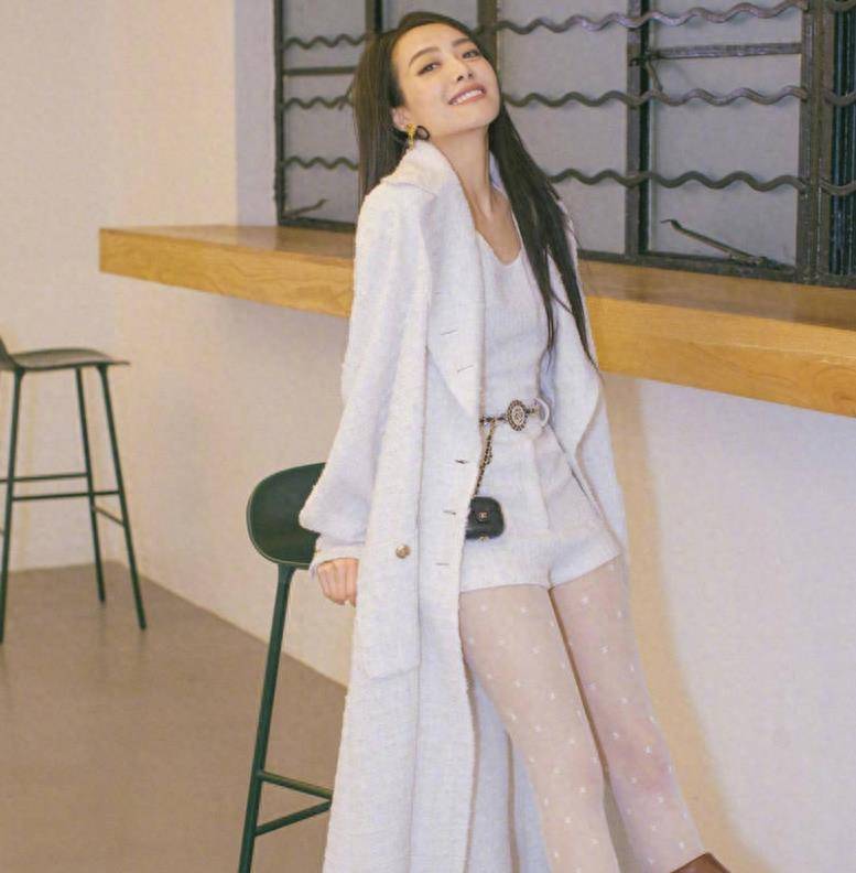 宋茜穿的是白袜子.