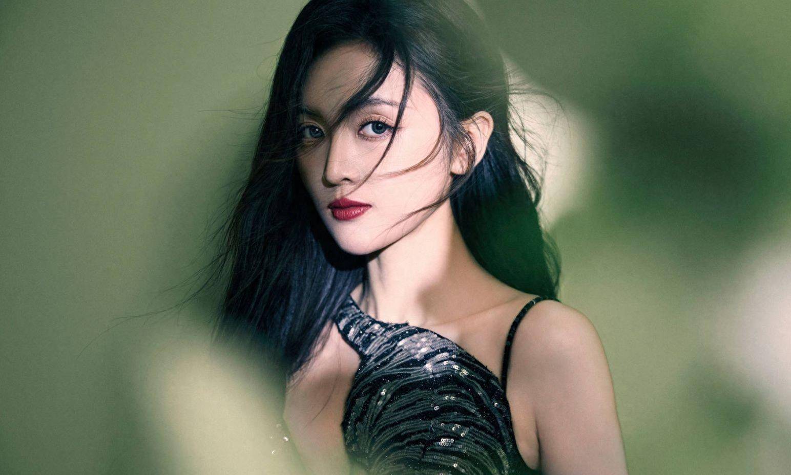 吴宣仪身穿银色老虎印花裙子闪闪发光,头发蓬松地垂下_时尚_魅力_图案