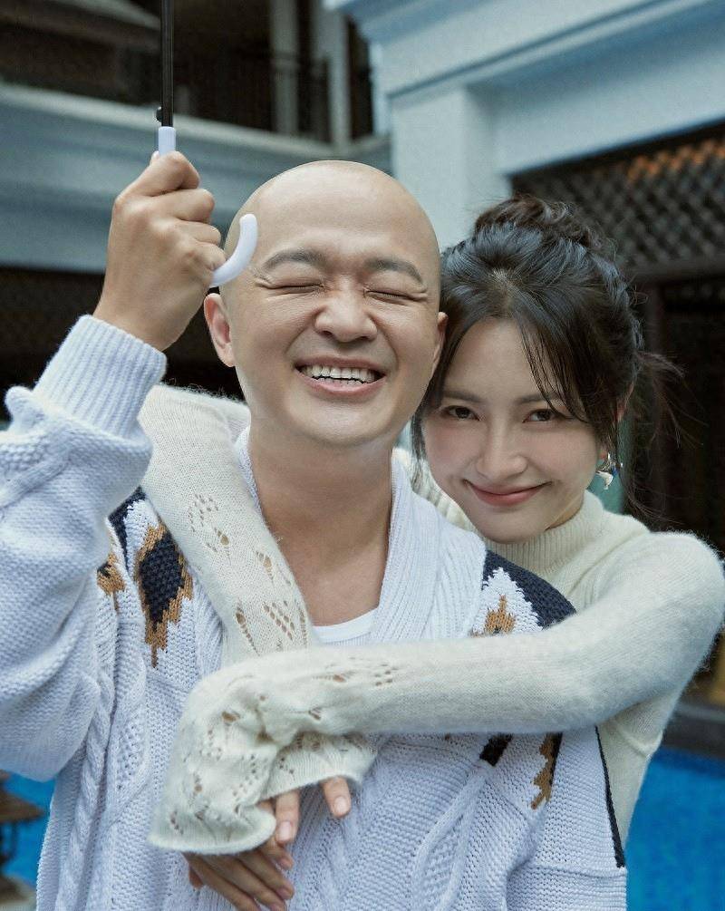 30日,包贝尔,包文婧夫妇在云南西双版纳拍摄的一组恩爱大片首次曝光