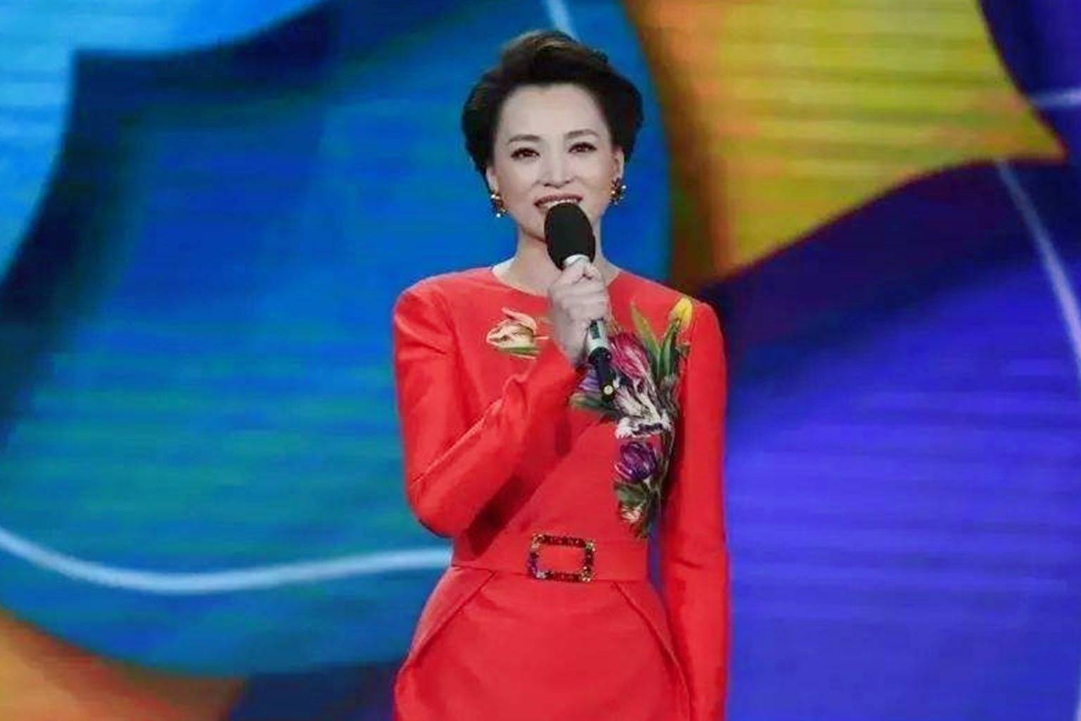 街头拍到董卿,素颜出镜休闲装接地气,不失"央视一姐"气质_春晚_娱乐