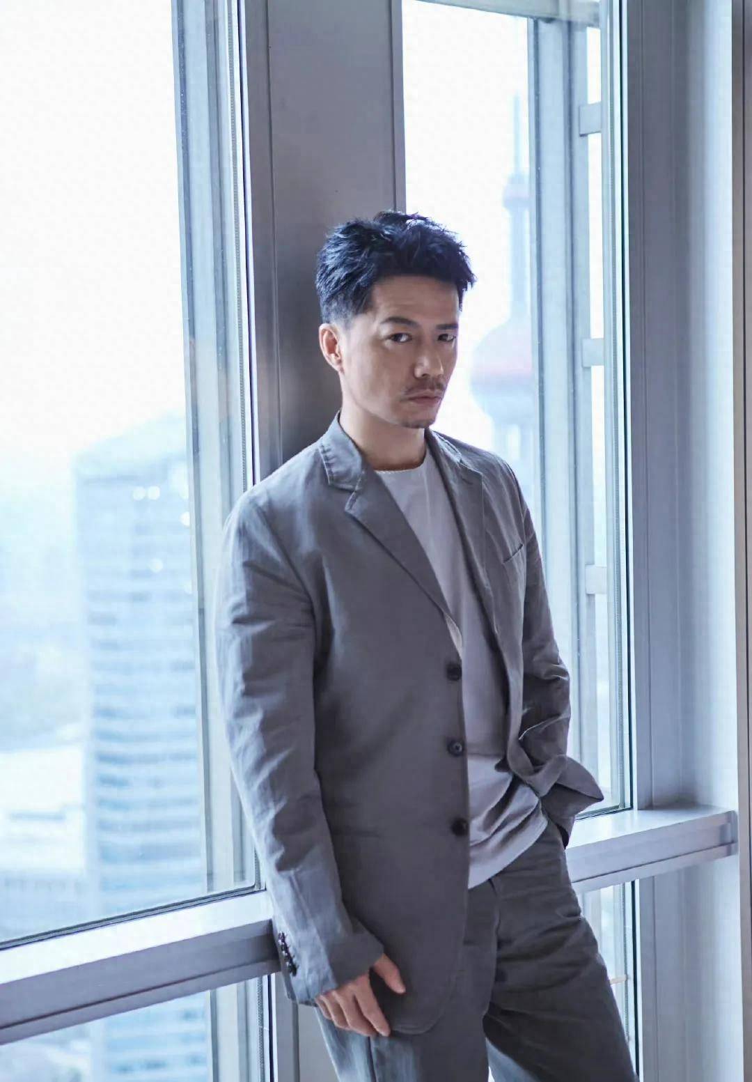 每次过年的时候都自己一个人呆在宿舍.大学四年段奕宏没有回过家.