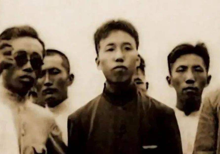 1951年,宁波80岁老农挖开儿子坟墓取出破包,领导看后