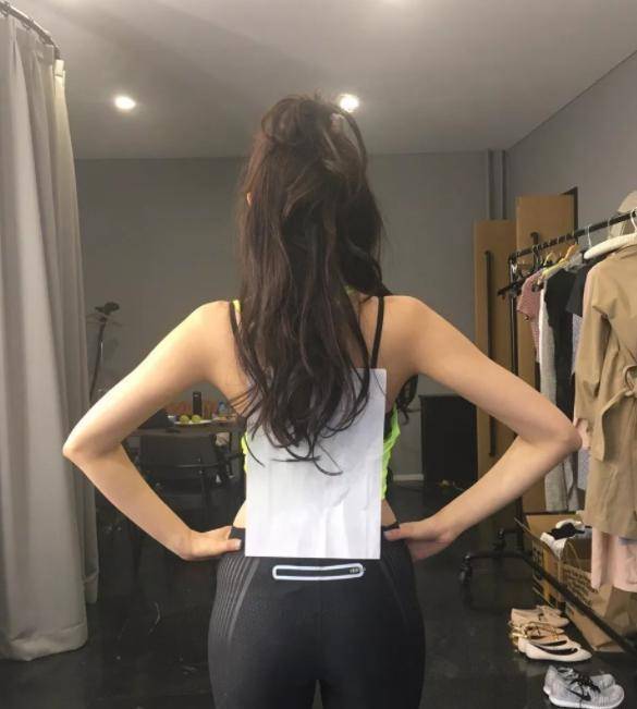 49岁闫妮瘦成佟丽娅,体重不到100斤,坦言:减肥方法真的很简单_身材