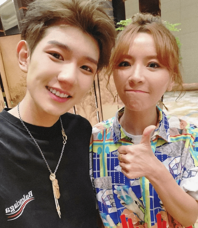 有种"解放"叫王源,出去留学没敢染发,回来后新发型刷新颜值_生活_组合