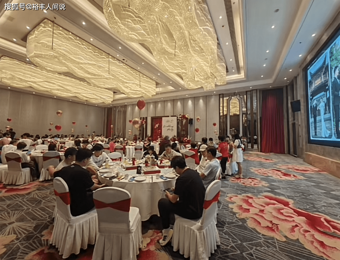奥运冠军邓琳琳低调办婚礼，现场布局简单，疑似没有司仪主持