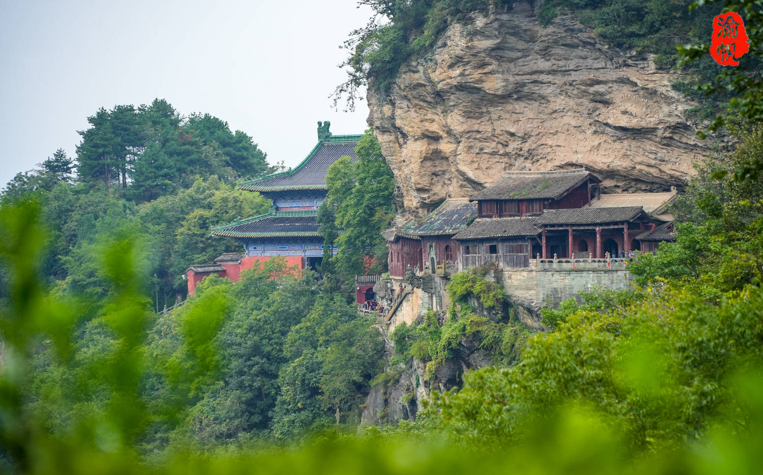 武当山南岩，张三丰在此炼丹，吕洞宾在此修道，陈抟写卧佛睡寿，可为