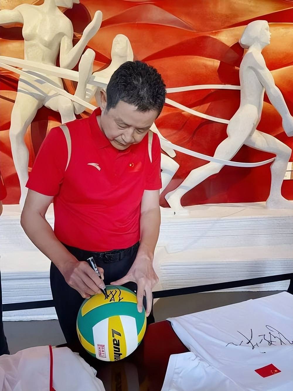 前妻不幸去世,二婚妻子甘愿作陪衬