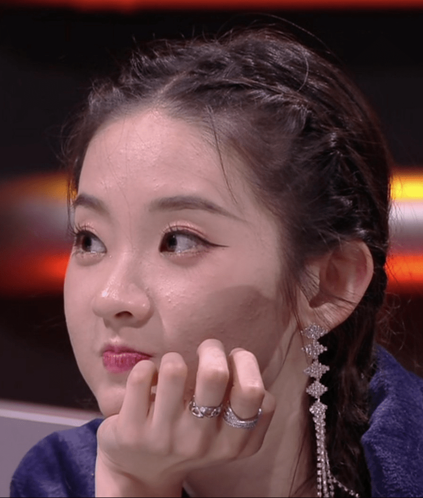 张艺凡身体出问题,镜头拉近时满脸小疙瘩,要吃药调理身体_皮肤_团里