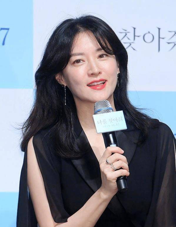 49岁李英爱越活越年轻,穿黑色西装连衣裙配长卷发,优雅又大气_显得_的