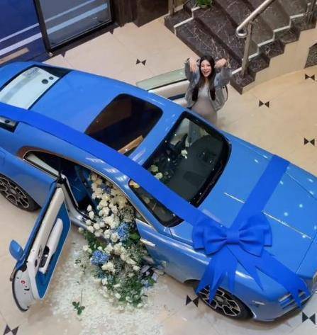 张大仙晒顶级豪车照片,7位数车价加上豹子号车牌,真是让人酸了_价值