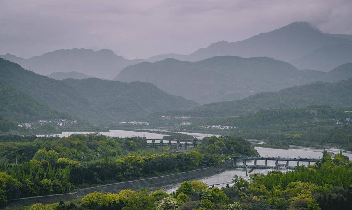 成都那條人工鑿就的東風渠正是在都江堰內河水系的基礎上,把岷江之水