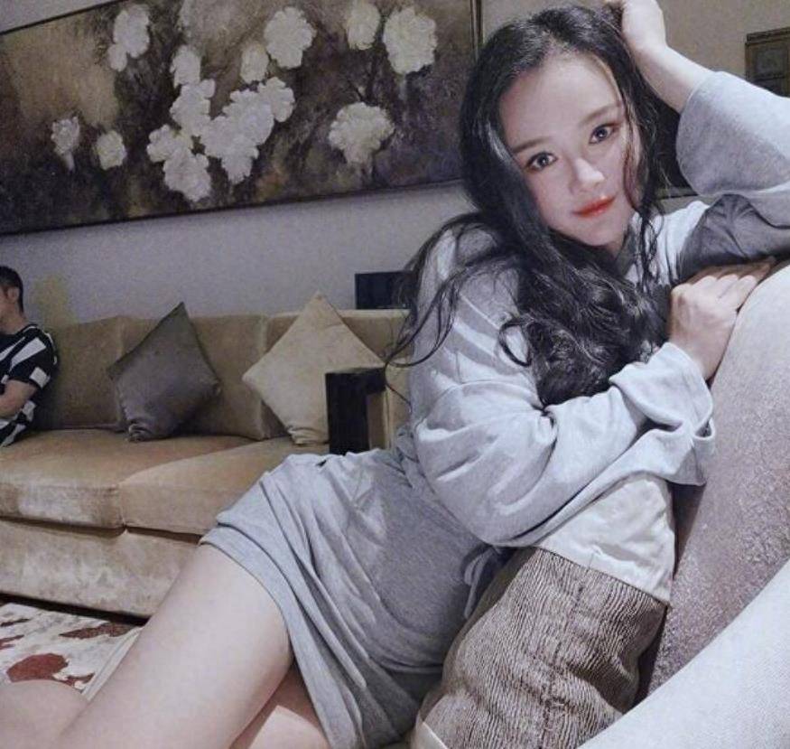 邹市明携娇妻现身,冉莹颖穿塑身衣堪比卡戴珊,生完三胎更火辣_身材