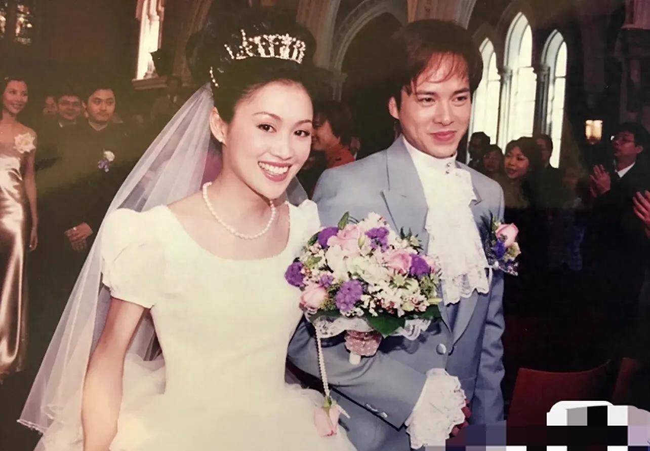 港姐中的人间甜心,李绮红让你觉得时尚在可爱面前一文不值_梁小冰