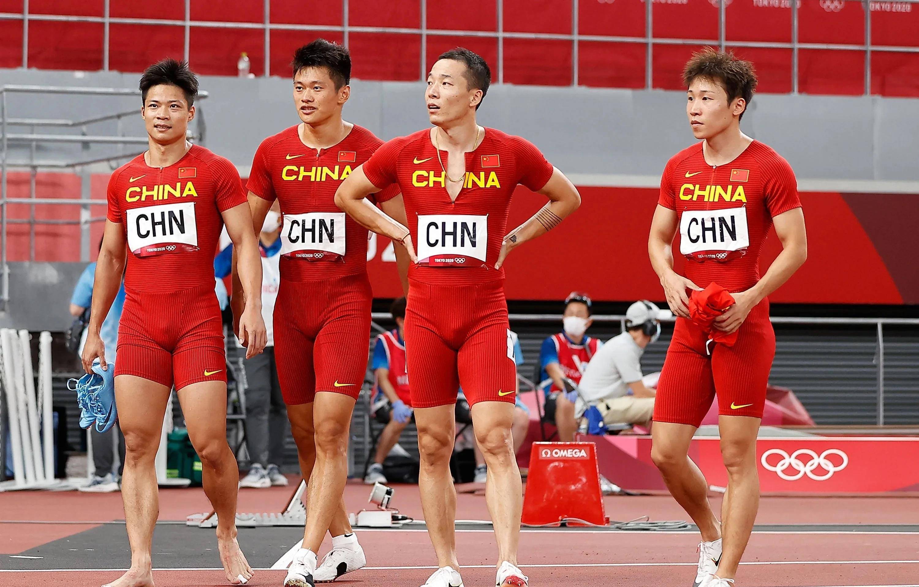 我们男子接力队逆袭夺冠三位年轻运动员英勇逆袭,谱写辉煌的篇章_接力