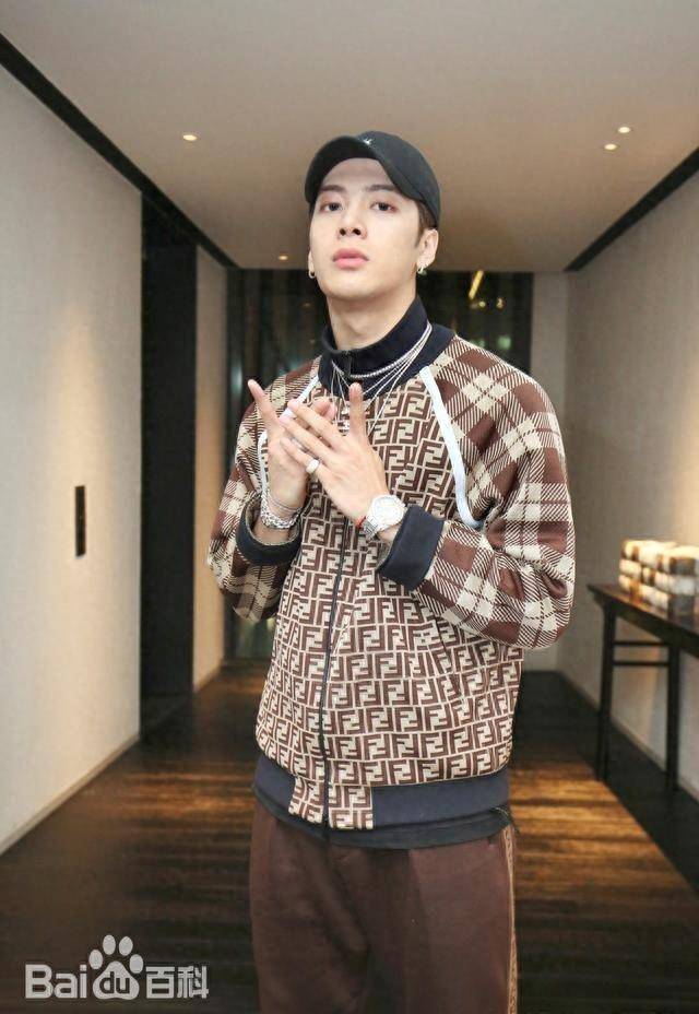 王嘉尔获得人生第一枚金牌,唱歌跳舞主持人,曾参演过网剧拍摄_音乐