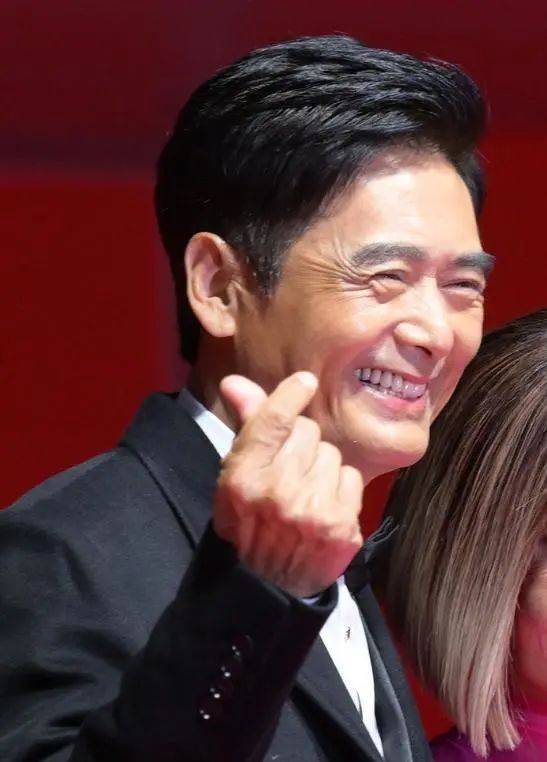 在开幕式上,周润发荣获亚洲电影人奖,刘德华,许鞍华,李安,贾樟柯等