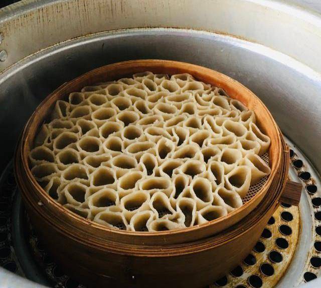 做法步骤:原料:莜面卷卷,油泼辣子,蒜瓣,盐,白糖,味精,凉开水,香油.