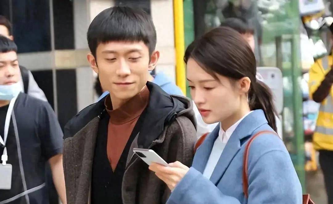 张一山和李沁的恋情曝光,甜蜜手牵手逛街!_作品_关系_照片