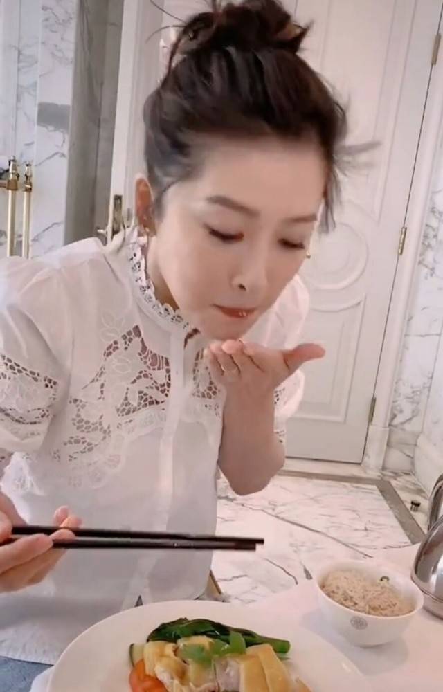 周丽淇吃海南鸡饭,神秘吉他男子出镜,傅程鹏体贴照顾近况周丽淇_儿子