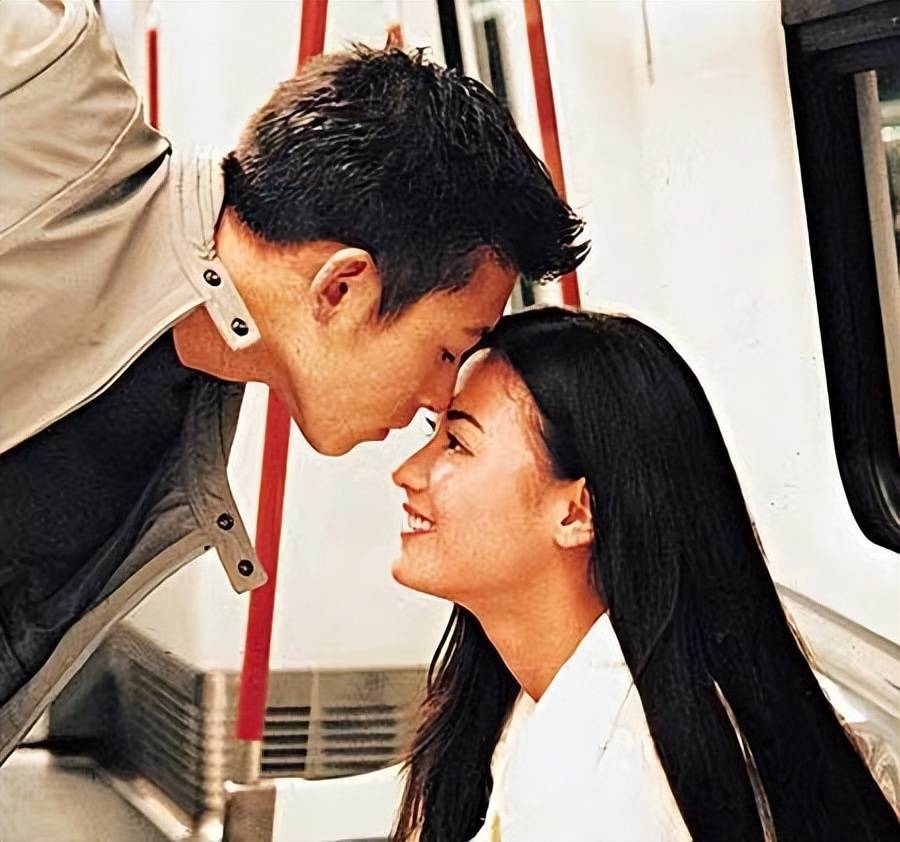 不过,到了2003年的时候,谢霆锋却牵起了王菲的手,他们之间错综复杂的