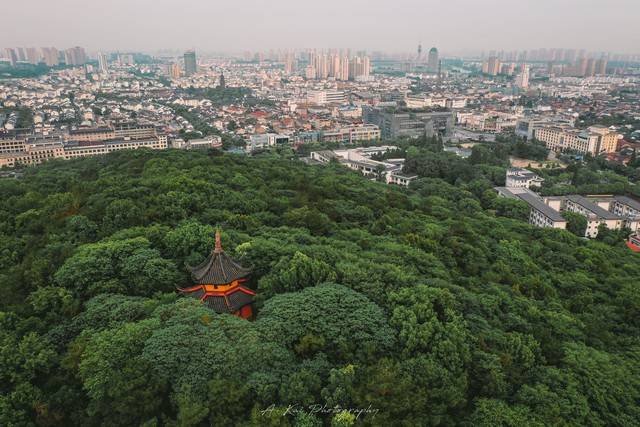 常熟虞山指挥中心大屏播放野外不雅画面监控,有人质疑侵犯隐私