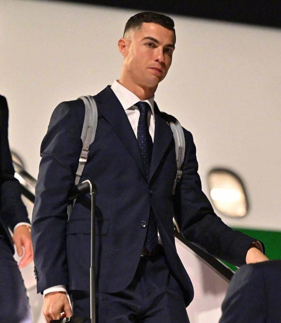 上也是轰动一片,不少球迷表示时隔好几年c罗再次向尤文图斯提出讨薪