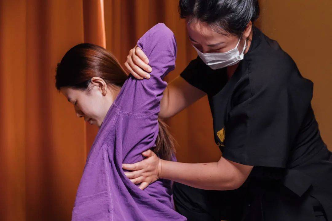 按摩精油使用方法视频_精油按摩全身价格_贵妇全身高级精油按摩