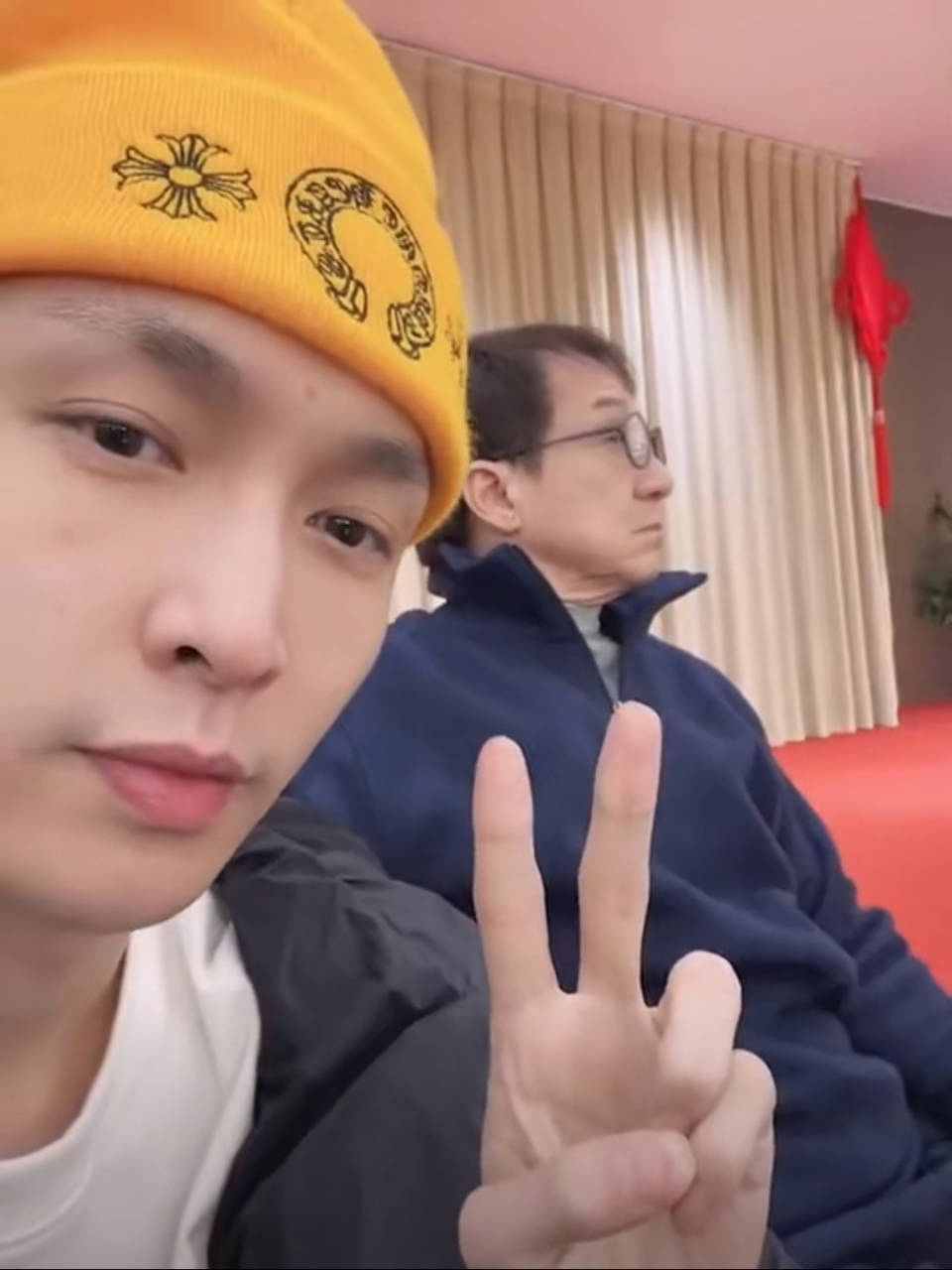 成龙现身张艺兴演唱会,新旧交替的象征