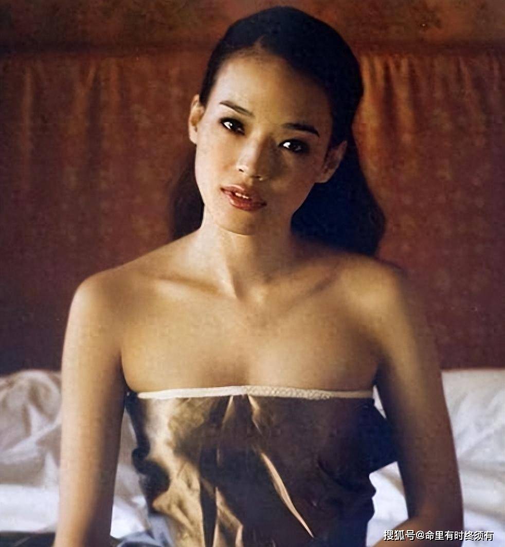 舒淇裸 舒淇18岁时脱光衣服拍片，如今47岁终于把当年脱下的衣服穿回来了_手机搜狐网