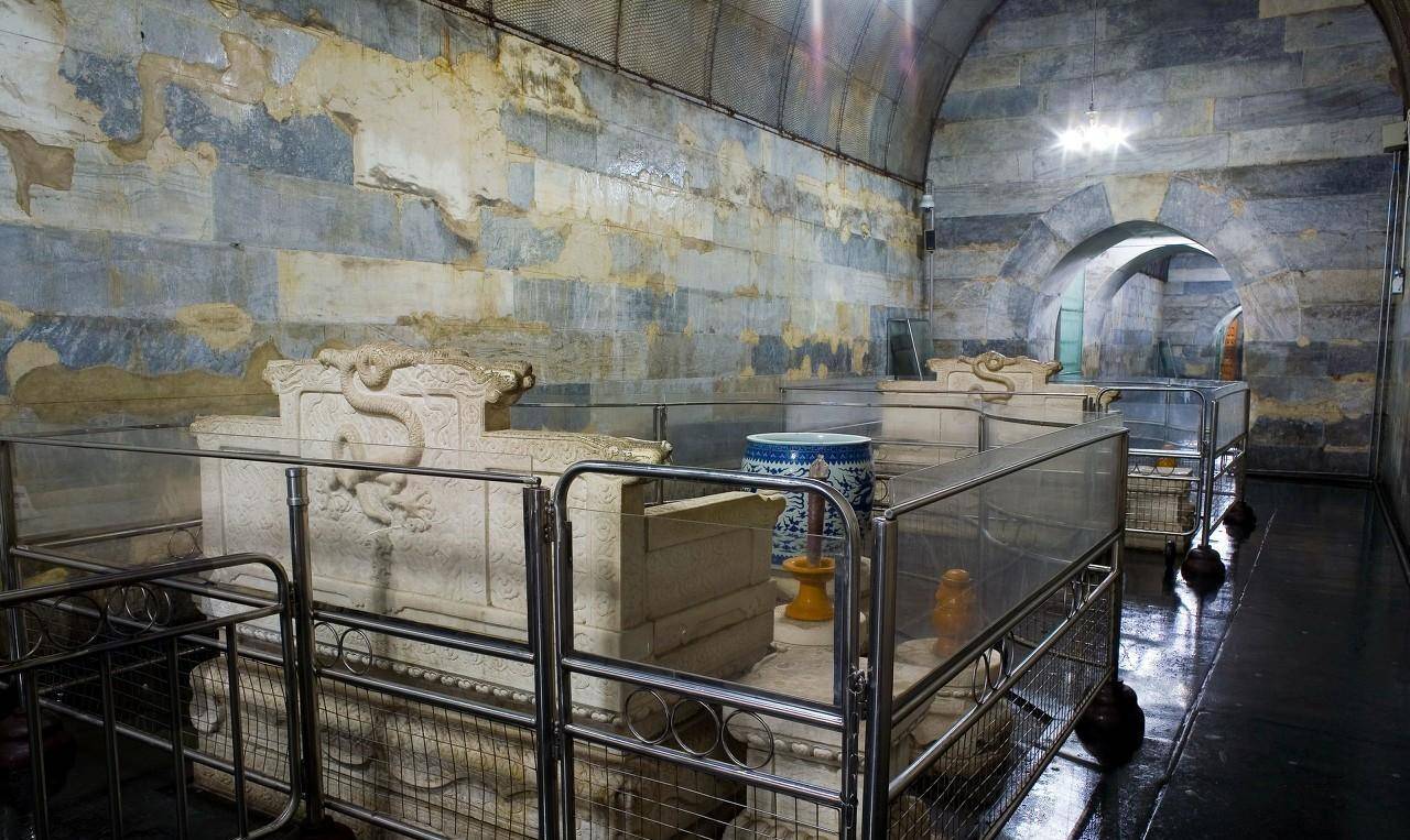 万历皇帝定陵地宫细节特写:深入地下二十多米,祈福钱币堆成小山_图片