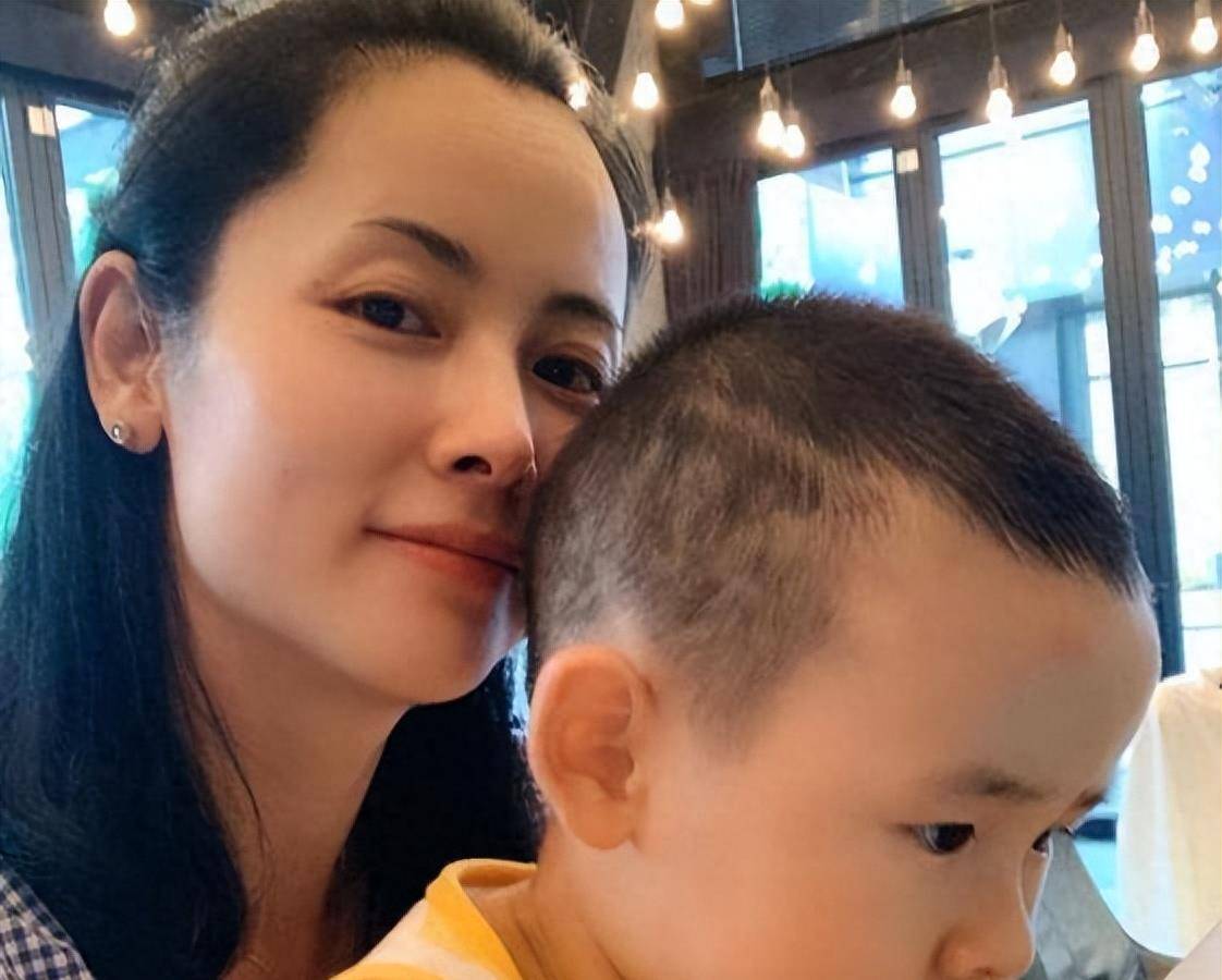 41岁结婚生子,44岁与田亮对簿公堂,被骂同性恋,现在她怎样了?