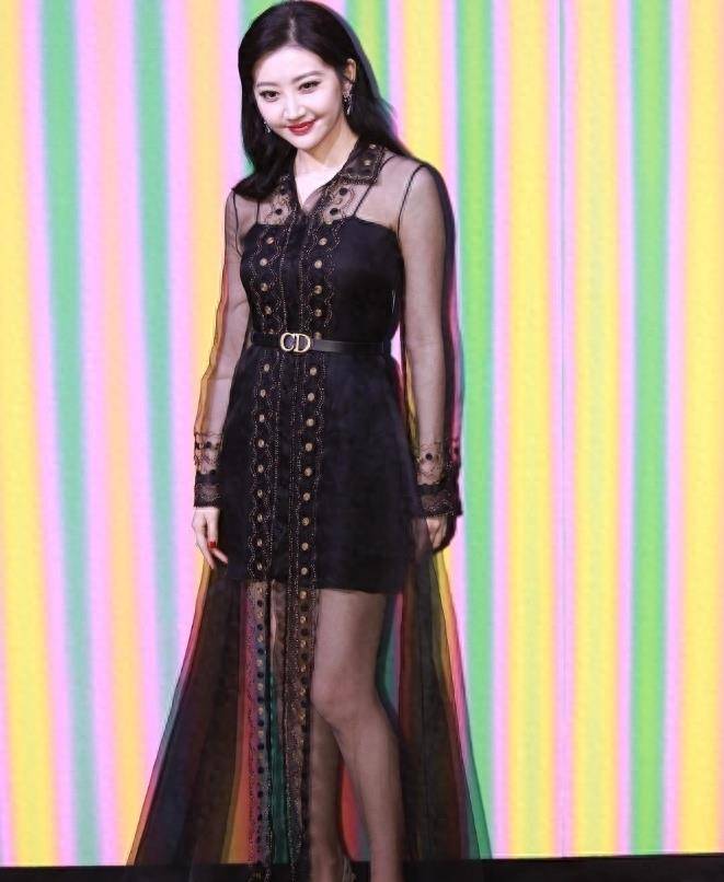 这样的黑色袜子也凸显了景甜的美腿.