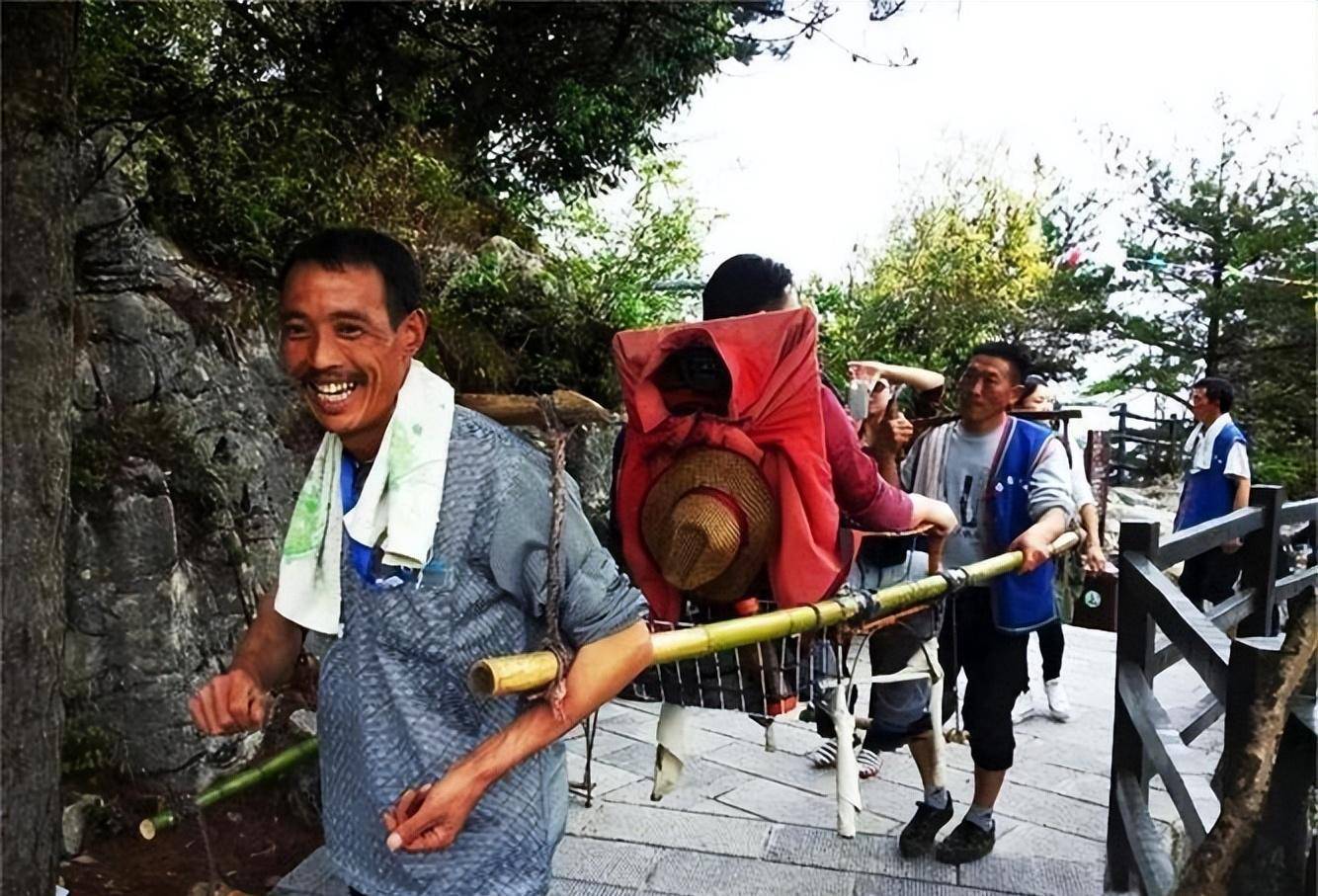 旅游博主登山坐抬轿遭网暴,被指责侮辱他人,此后轿夫却生意惨淡_滑竿