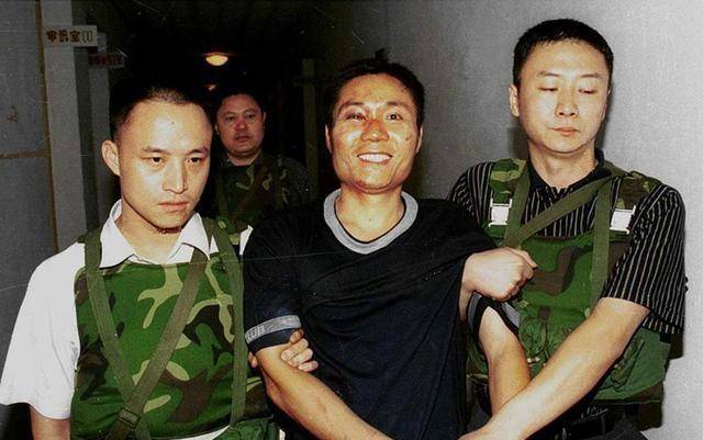 "中国第一悍匪"张君,6年杀26人劫财600万,5个情妇4个被判死刑_家庭
