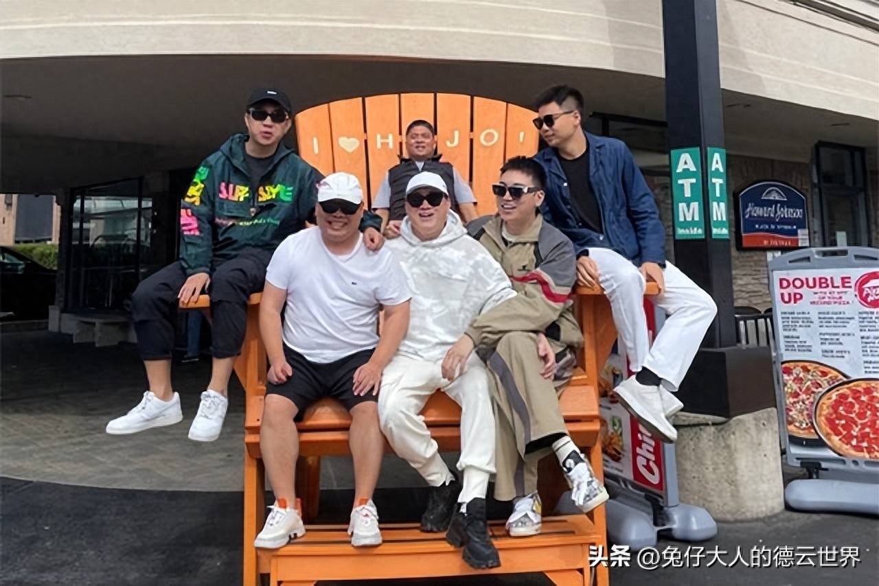 德云社张鹤伦凌晨发文,晒照引网友热议,小白大黄玩得真开心_演出