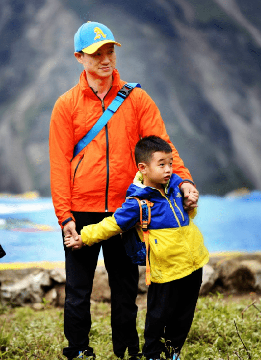 杨威带儿子参加专业体能训练，14岁杨阳洋身高超爸爸，仍被指矮小