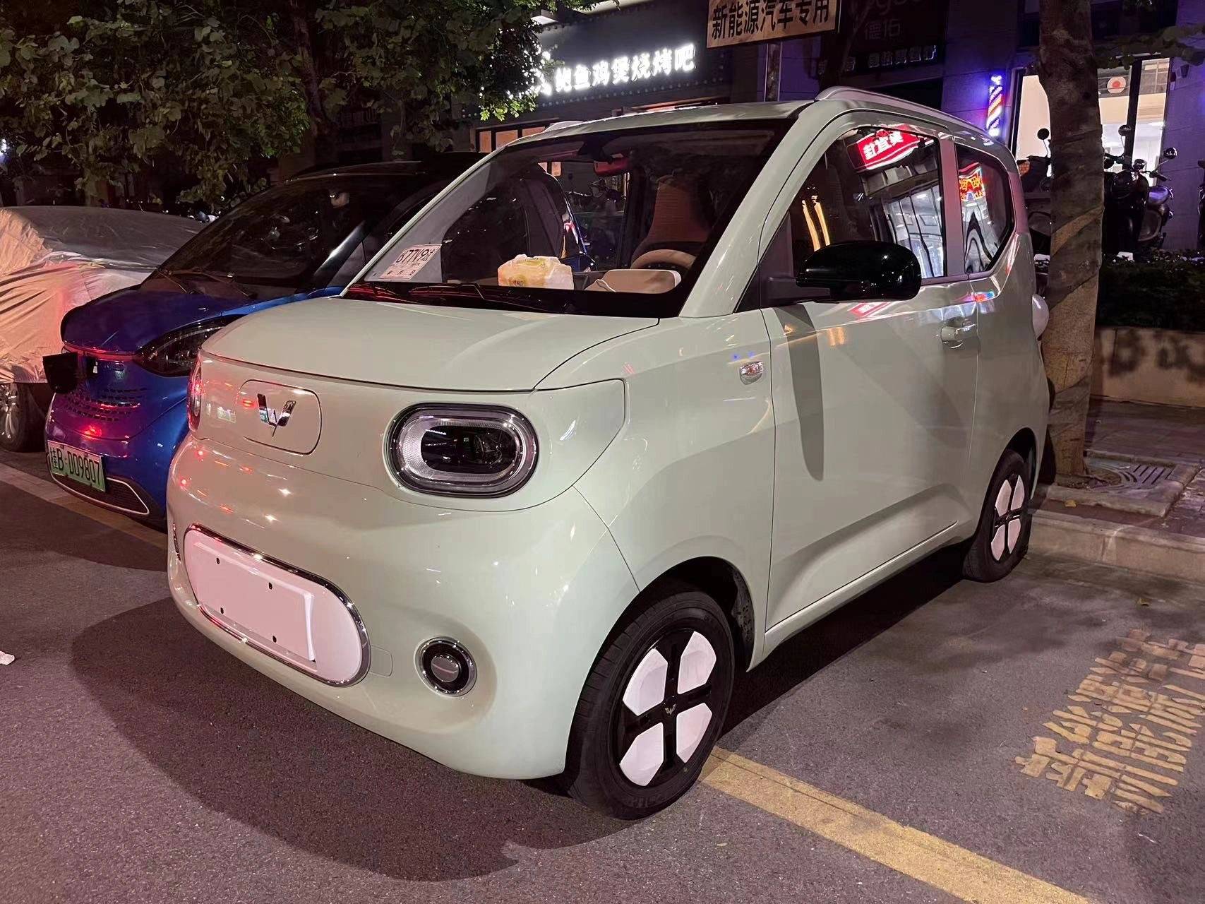 新款五菱宏光miniev现身街头,换可爱风格配中控屏,或增快充?