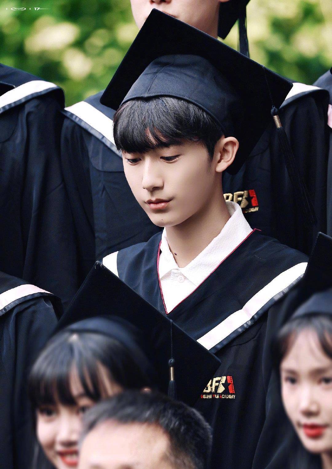 王俊凯大学四年交到两个好朋友,一是郝富申,另一个人让粉丝羡慕_毕业