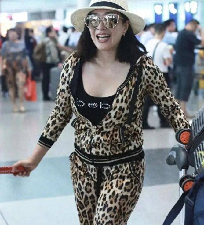 钟丽缇出镜跳操表情狰狞,脸上的状态真骗不了人_身材_时尚_上衣