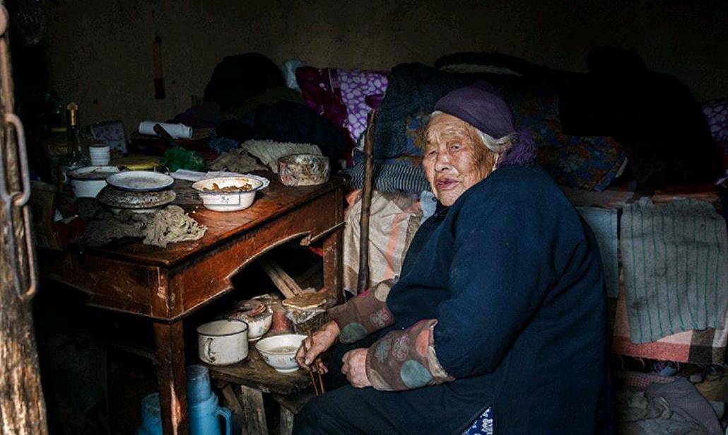 独居老人丈夫女儿早亡,以咸菜度日,死后遗产要6人清点3小时_生活_王