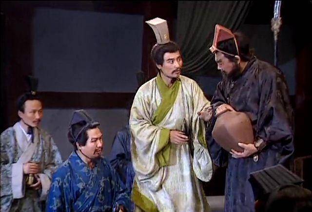 坑刘备,叛吕布,混迹曹操身边都没死的他,最后的死因却太蹊跷!