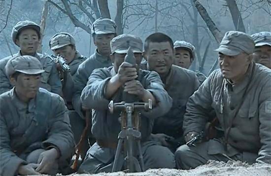 所以,迫击炮一般都没有瞄准镜,只能是用大拇指去测量一下,能不能中